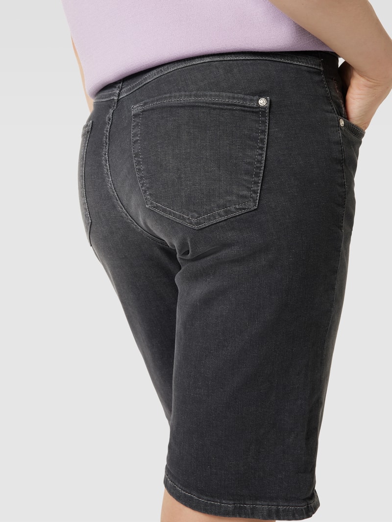 Jeansshorts mit Label-Patch in dunkelgrau
