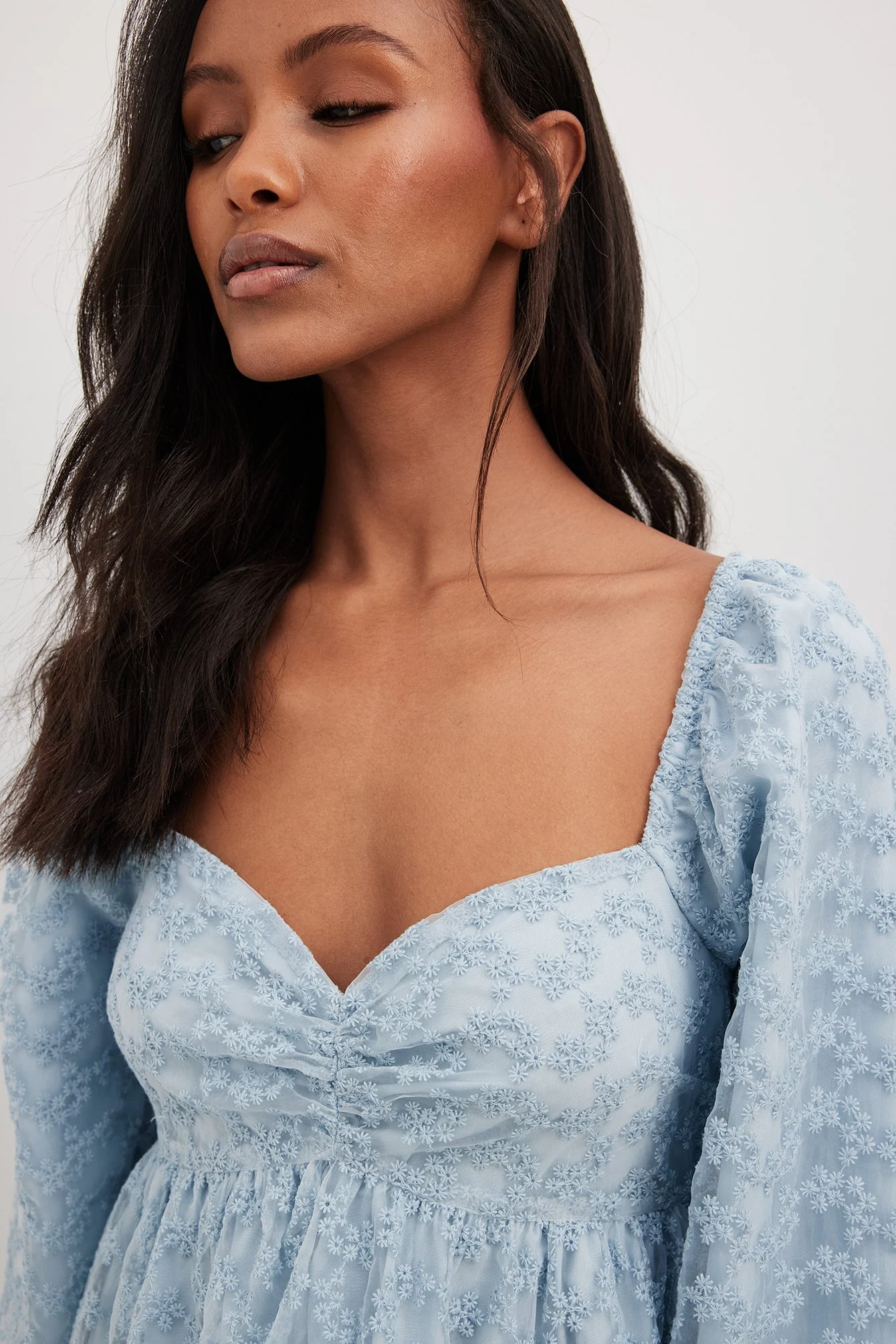 Gerafftes Minikleid mit Puffärmeln