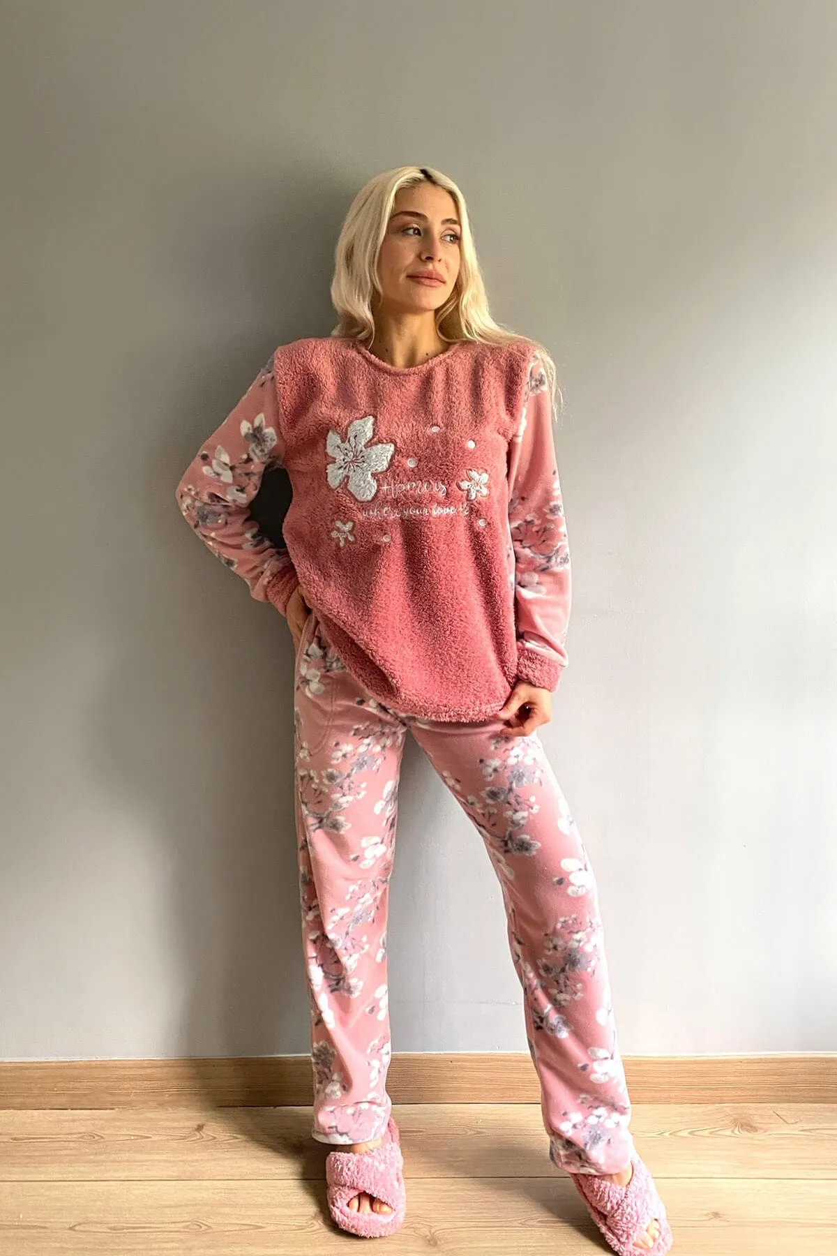 Pijamaevi  Plüsch-Pyjama-Set für Damen mit rosa Blattmuster