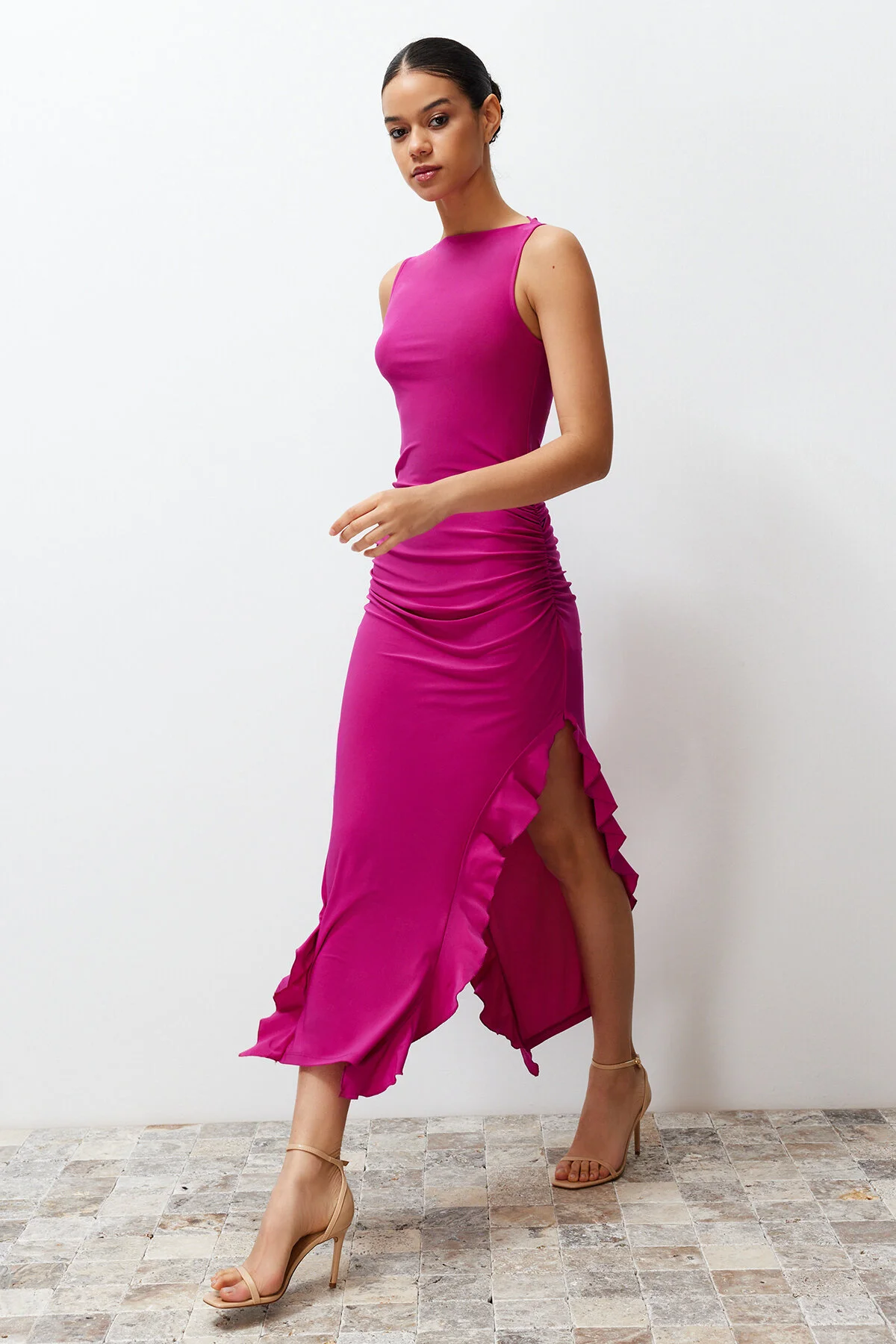 Trendyol Collection  Fuchsiafarbenes, figurbetontes, ärmelloses, dehnbares, dickes, sandfarbenes Maxi-Bleistiftkleid mit Schlitz und Rüschendetails TWOSS24EL00688
