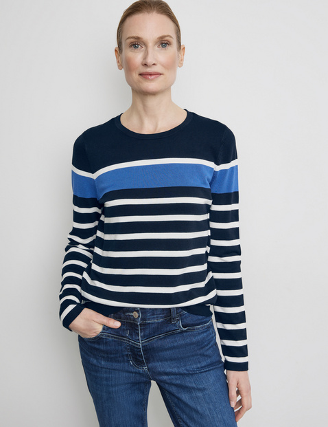 Softer Pullover mit modischen Streifen