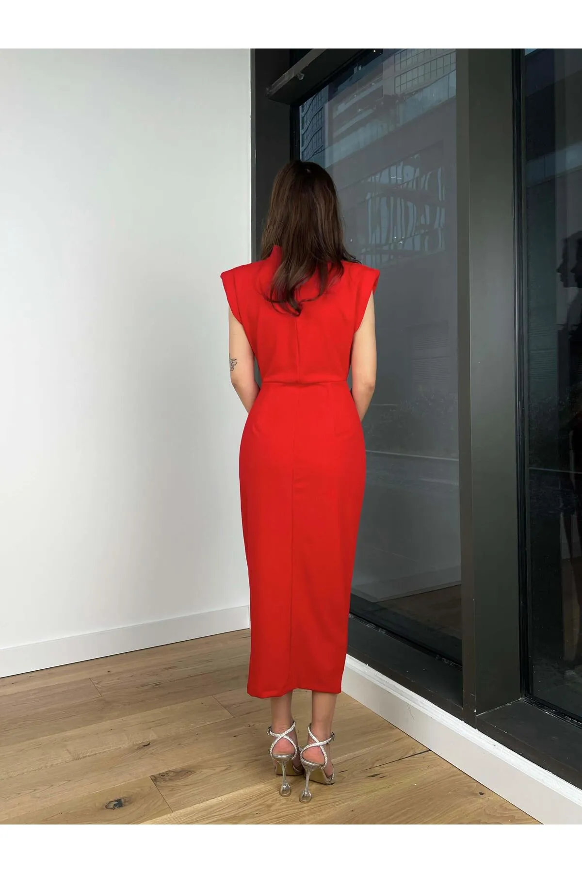SONREİR  Ärmelloses Crêpe-Kleid mit halbem Halsausschnitt und drapiertem Detail