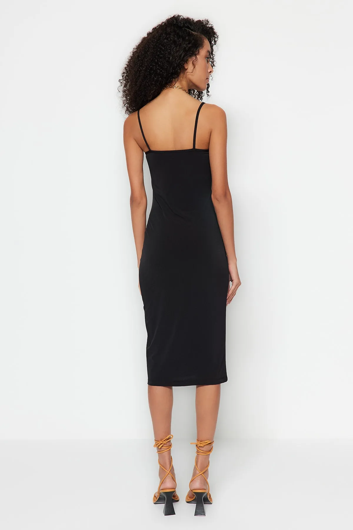 Trendyol Collection  Schwarzes, detailliertes, tailliertes, dehnbares Midi-Strickkleid mit herzförmigem Ausschnitt TWOSS23EL00372
