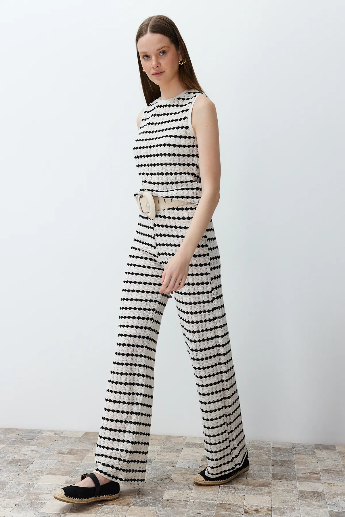 Trendyol Collection  Ecrufarbene, gestreifte Hose in Strickoptik mit geradem Schnitt TWOSS24PL00101