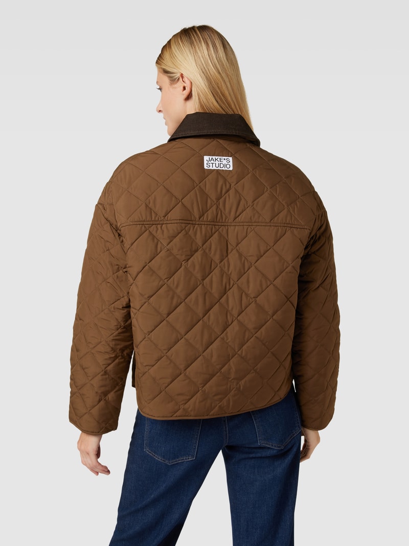 Steppjacke mit Pattentaschen in mittelbraun