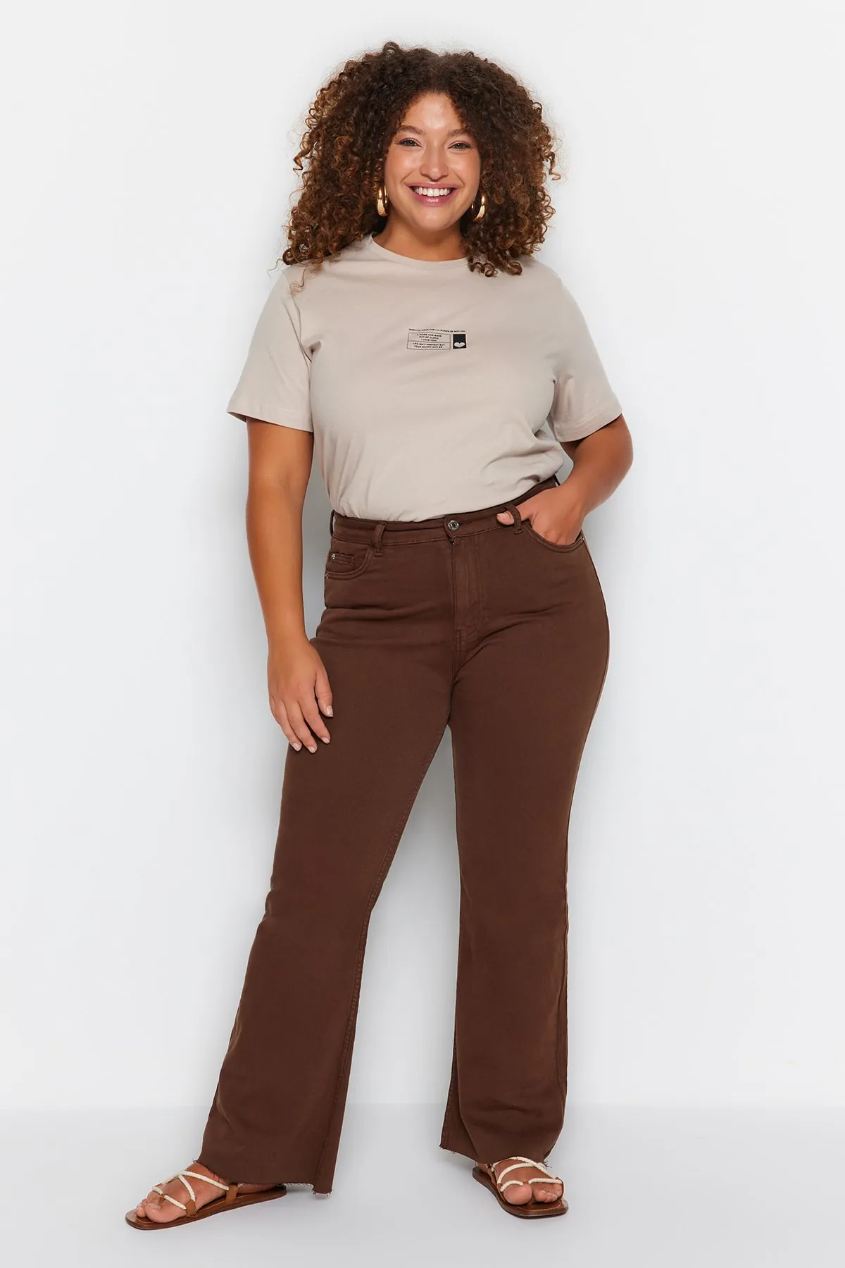 Trendyol Curve  Braune Cut-Cut-Denimjeans in spanischer Passform TBBSS23AR00007