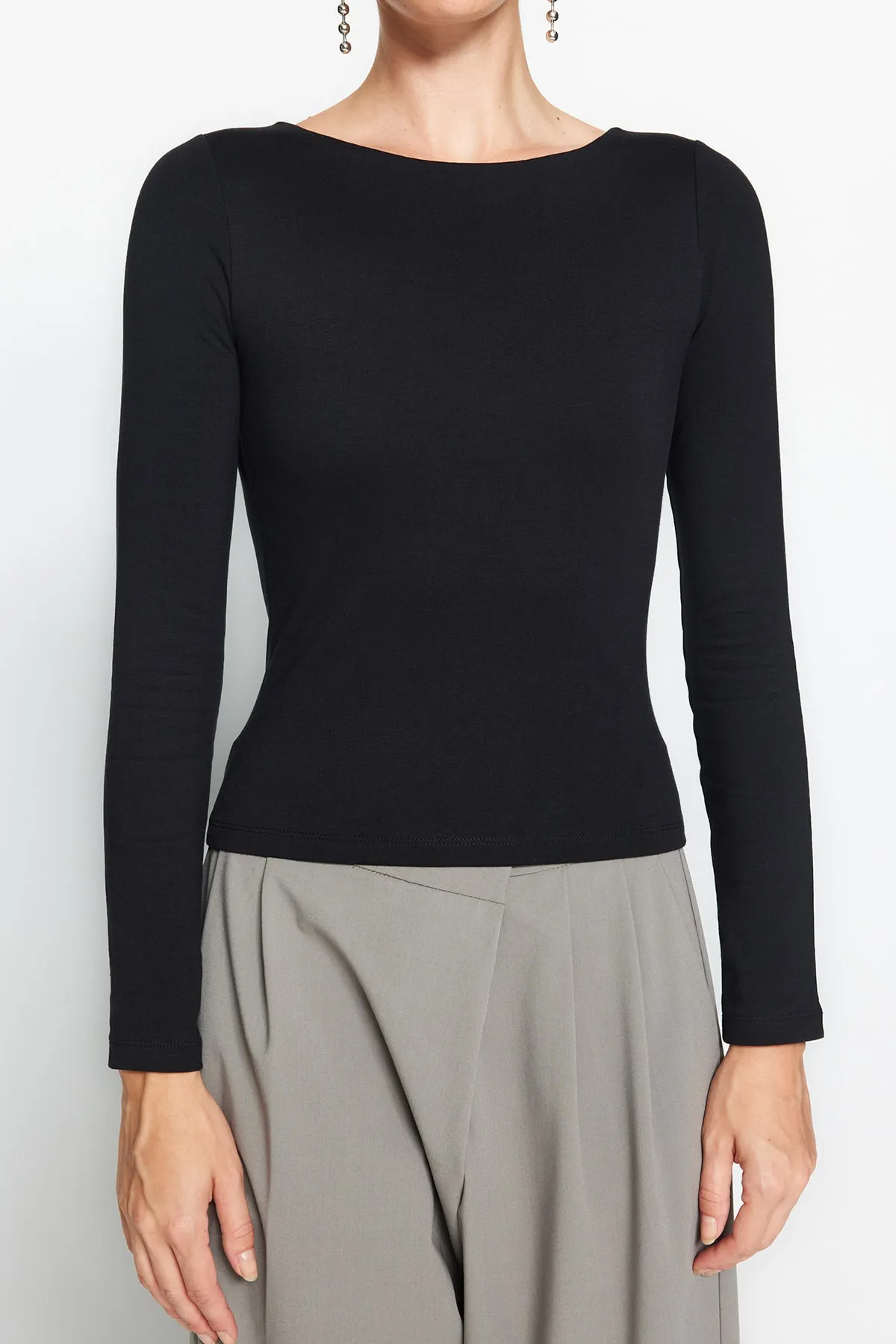 Trendyol Collection  Schwarze, dehnbare, dehnbare Strickbluse aus Baumwolle mit U-Boot-Ausschnitt TWOAW24BZ00166
