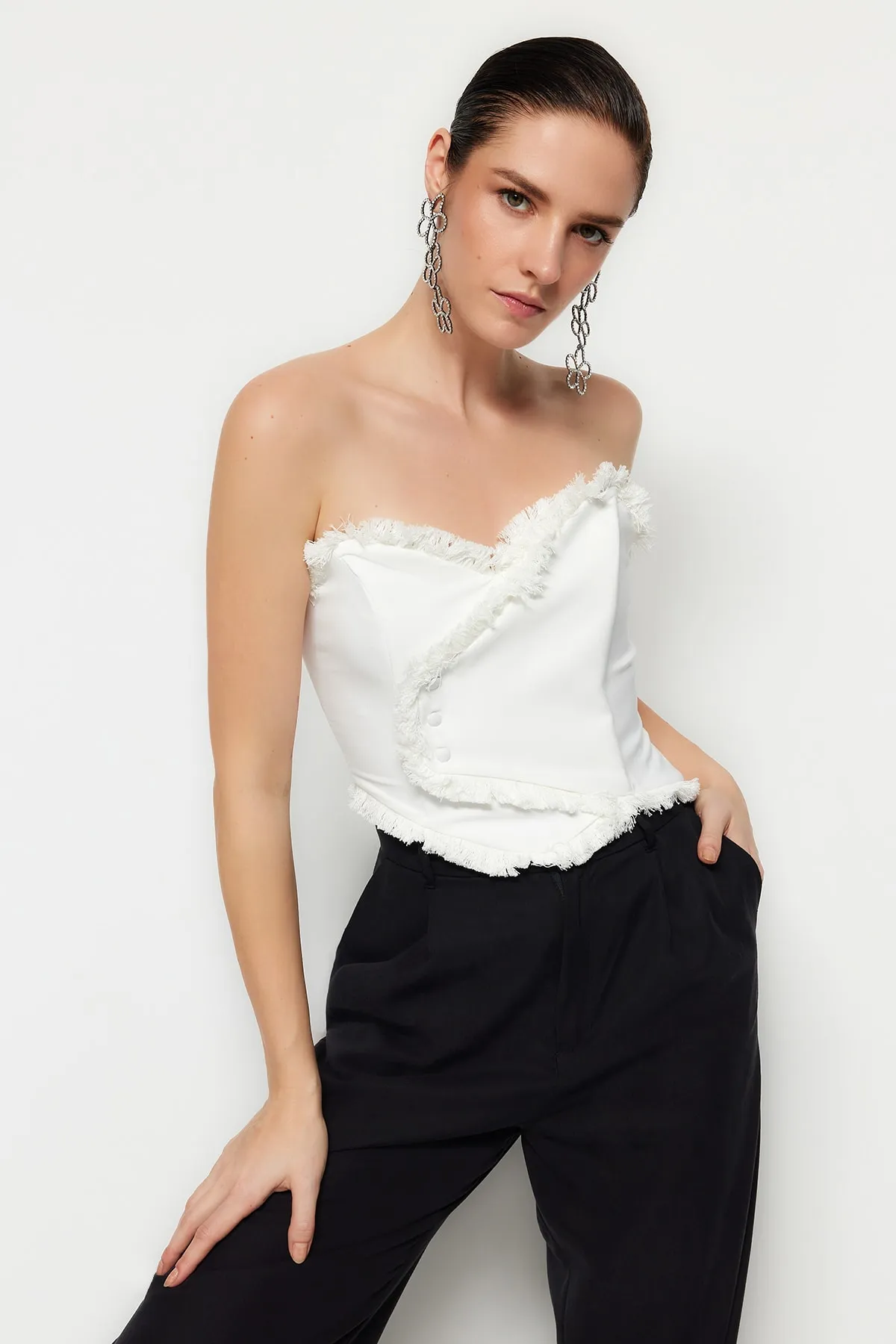 Trendyol Collection  Ecru Tailliertes, gefüttertes Bustier mit gewebten Quasten TPRSS22BS0070