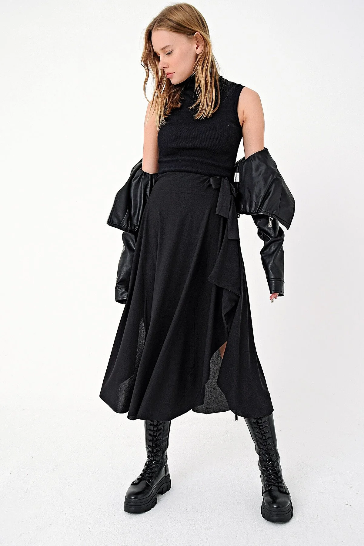 Trend Alaçatı Stili  Schwarzer asymmetrischer Damenrock mit Schlitz und Taillenschnürung
