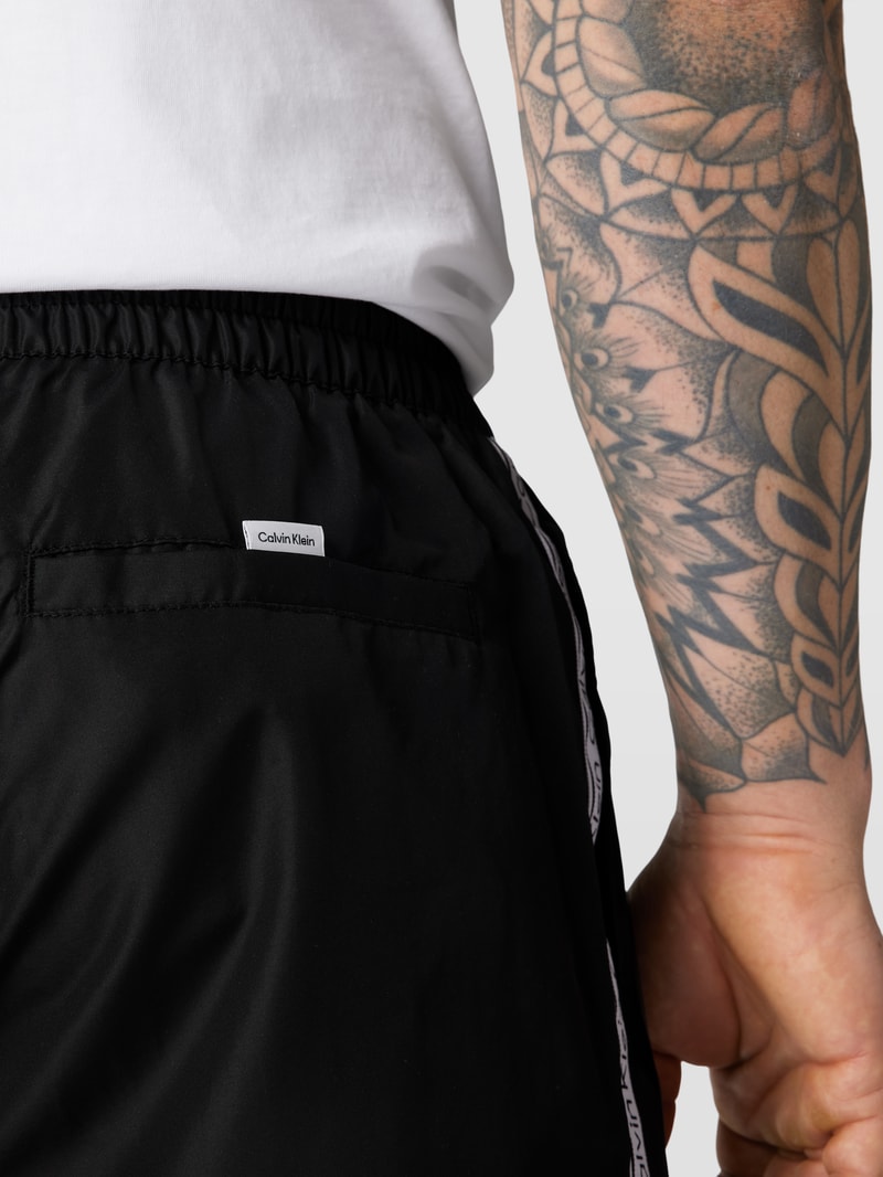 PLUS SIZE Badehose mit Galonstreifen in schwarz