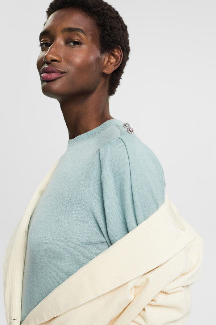 Pullover mit Schmuckknöpfen