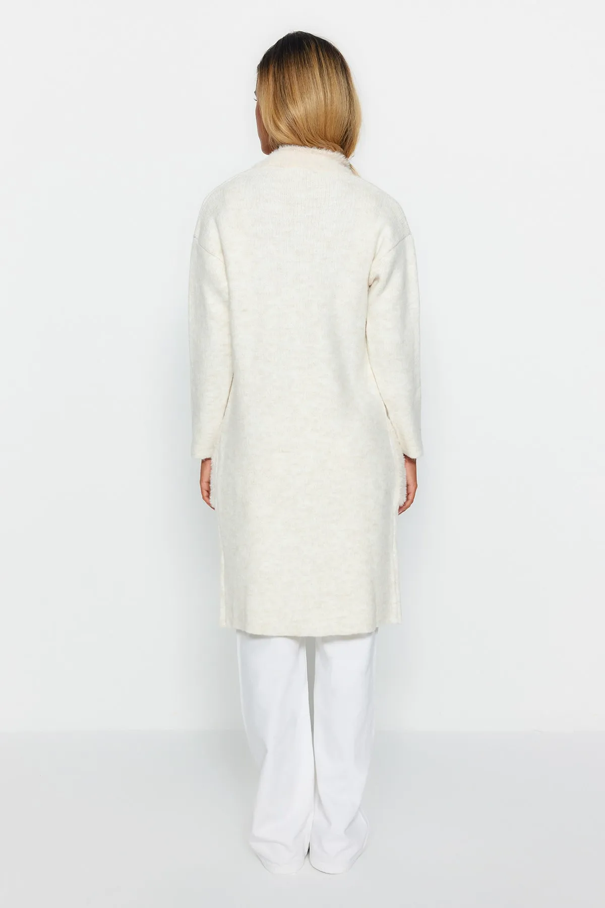Trendyol Collection  Ecrufarbener, pelziger Midi-Strickcardigan mit weiter Passform TWOAW24HI00107