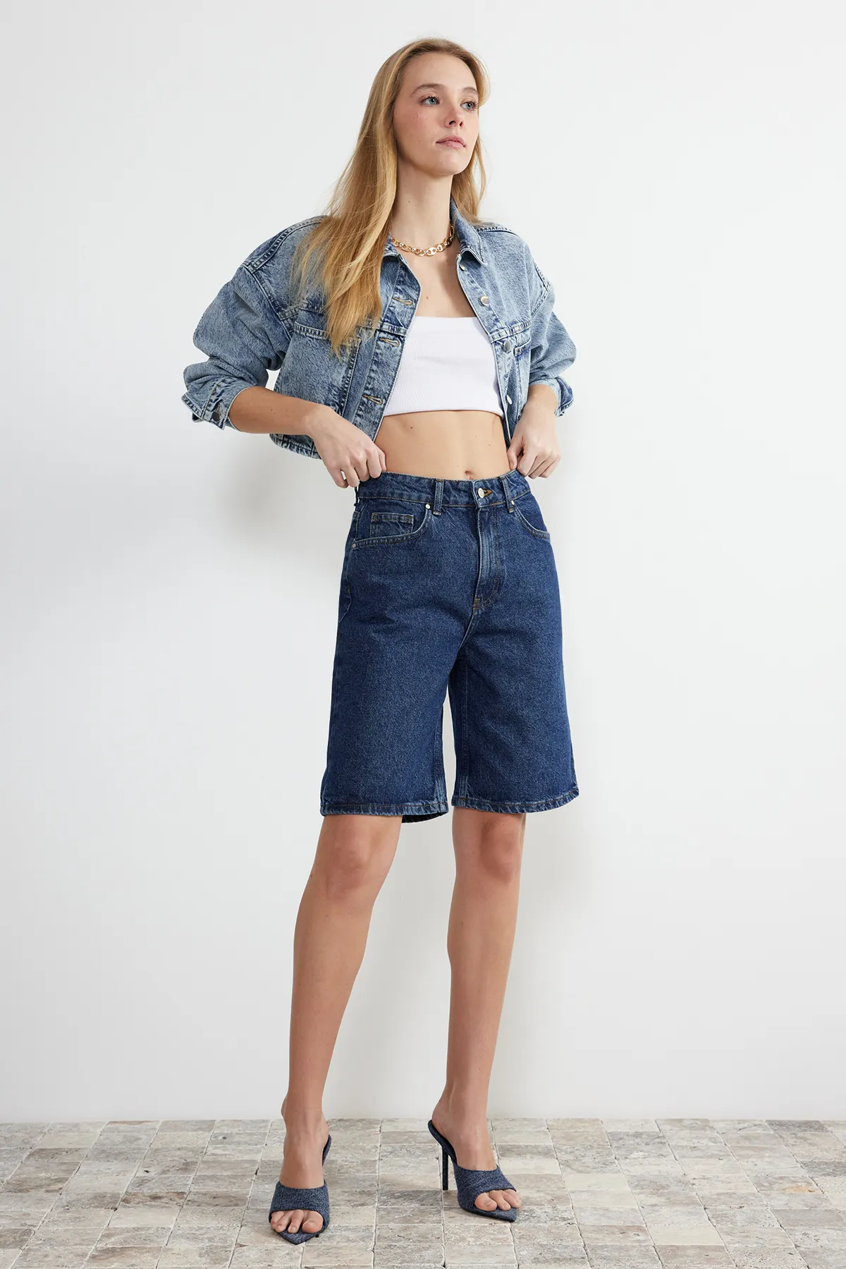Trendyol Collection  Blaue Jeansshorts mit hoher Taille und Bermuda TWOSS24SR00016