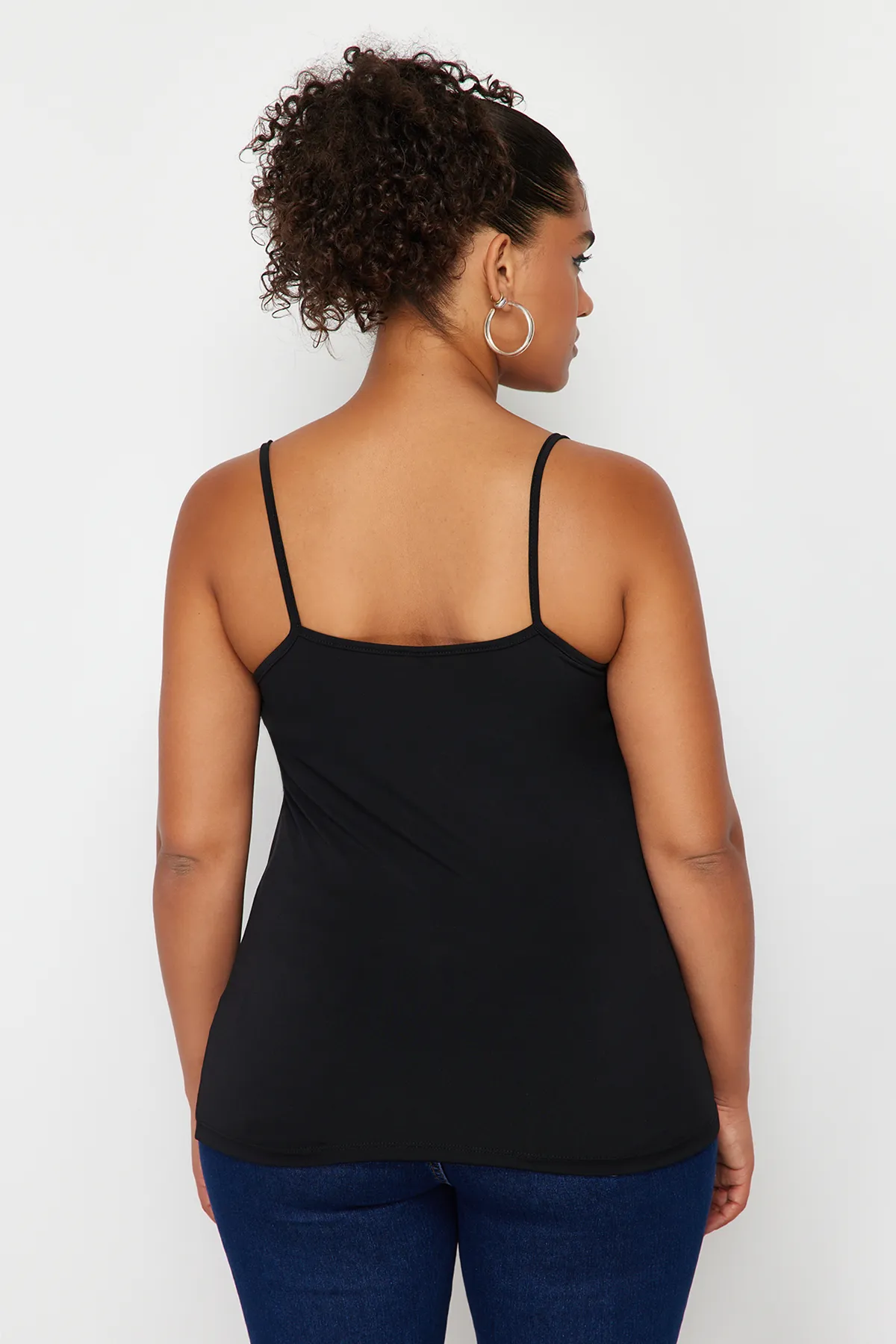Trendyol Curve  Schwarze Degaje-Strickbluse mit Kragen und Riemen TBSSS24AF00006