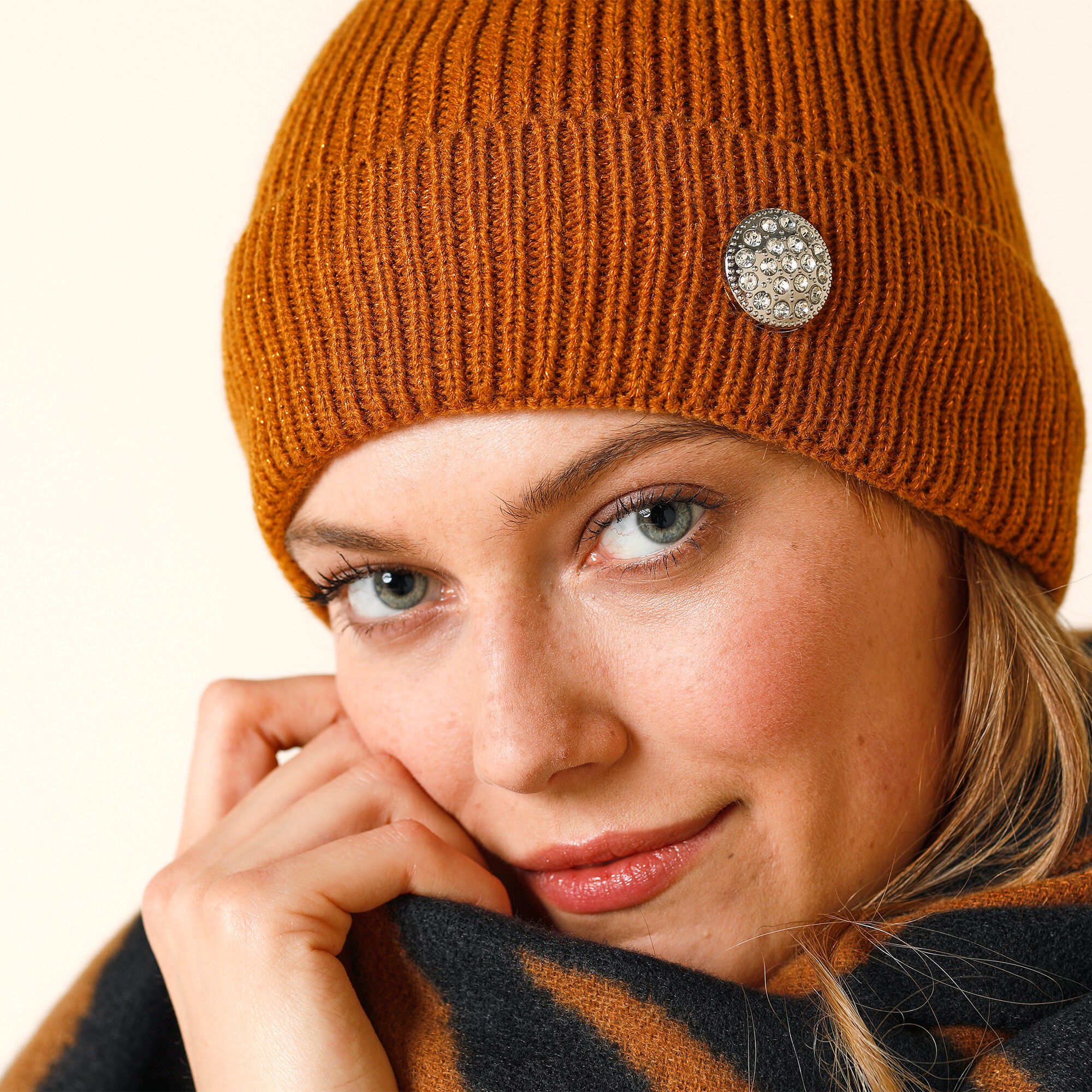Bonnet bouton bijou