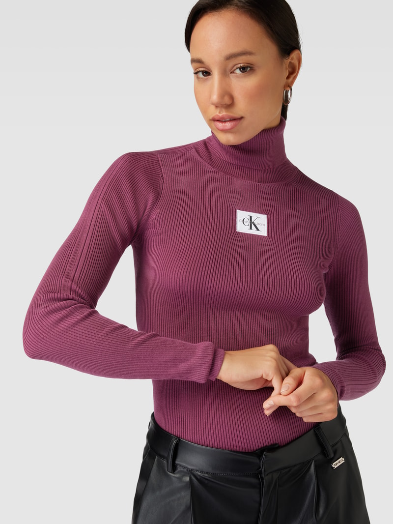 Rollkragenpullover in Ripp-Optik mit Label-Patch in aubergine