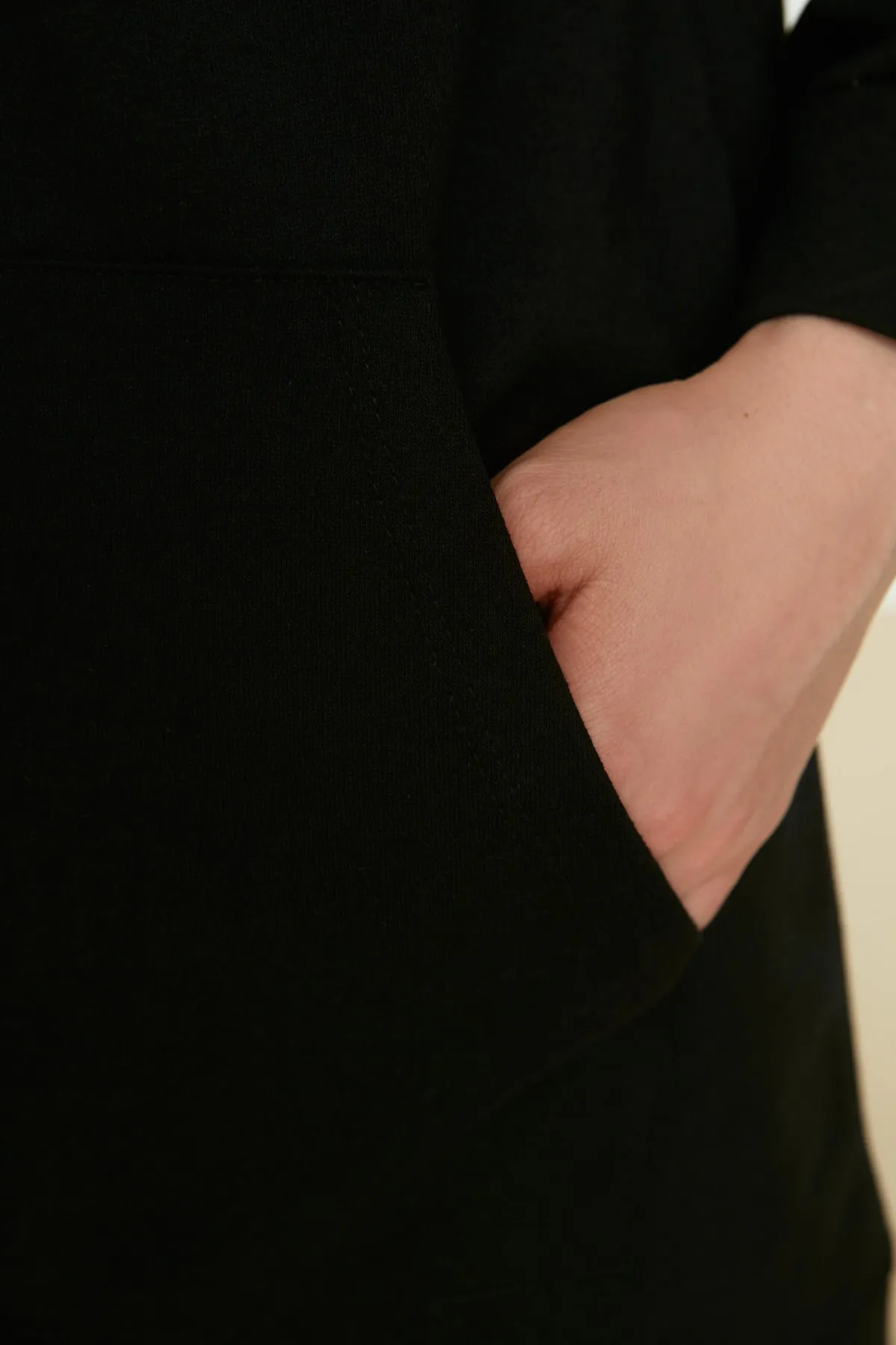 Trendyol Modest  Schwarzer Basic-Sweatshirt-Cardigan mit Kapuze und Reißverschluss, weiter Passform, Oversize-Sweatshirt TCTAW22TW0137