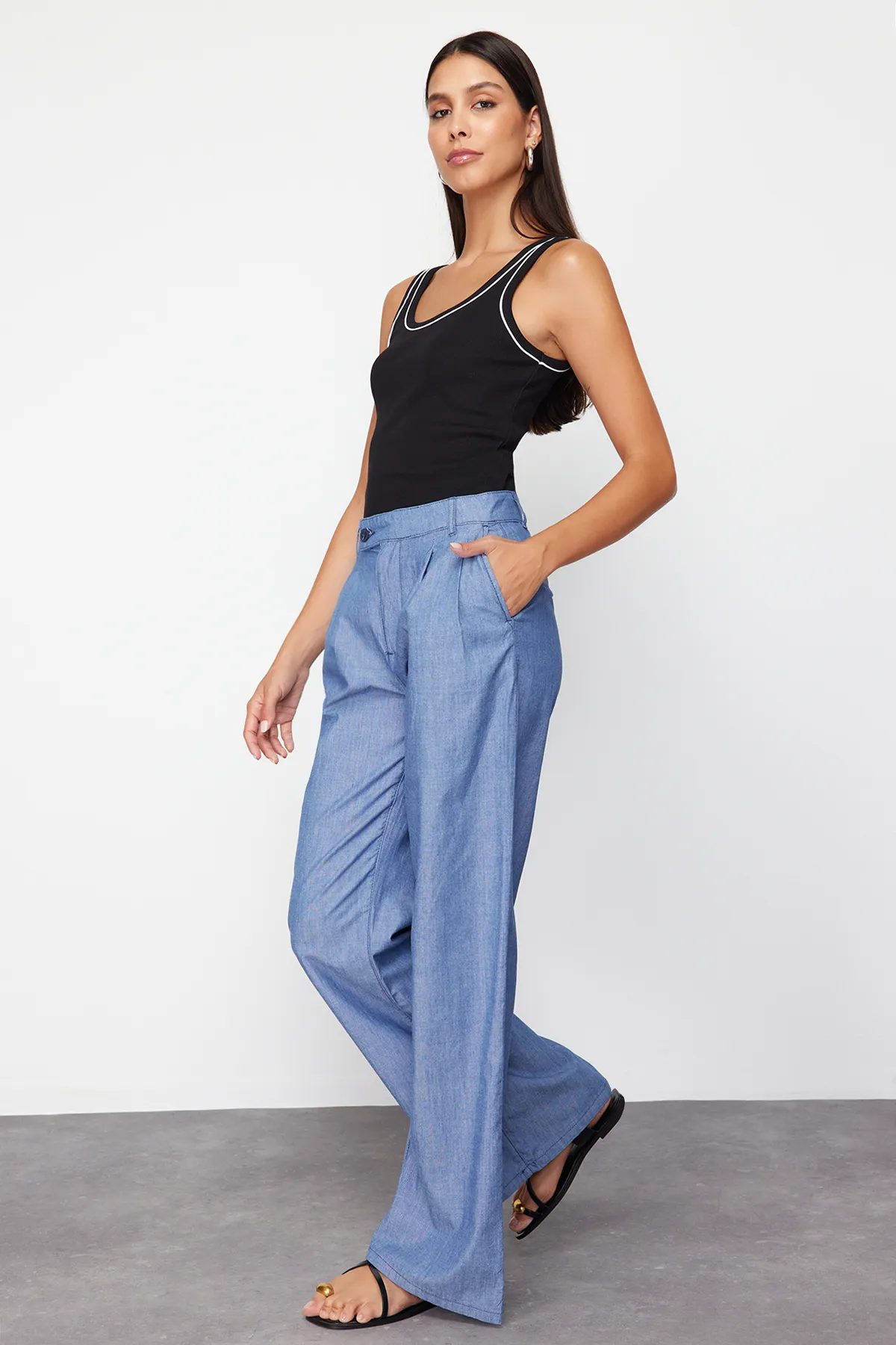 Trendyol Collection  Dunkelblaue Jeans mit weitem Bein und hoher Taille und Falten TWOSS24JE00280
