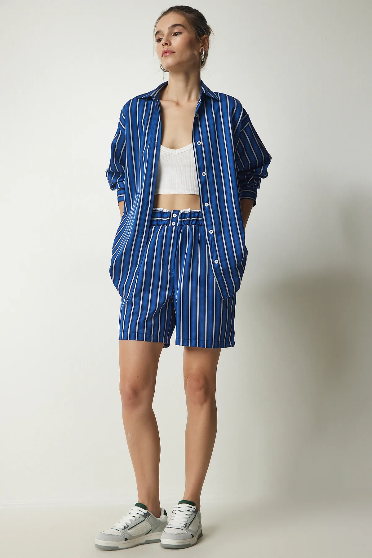 Happiness İstanbul  Blau gestreiftes Hemd-Shorts-Set aus Satin für Damen US00914