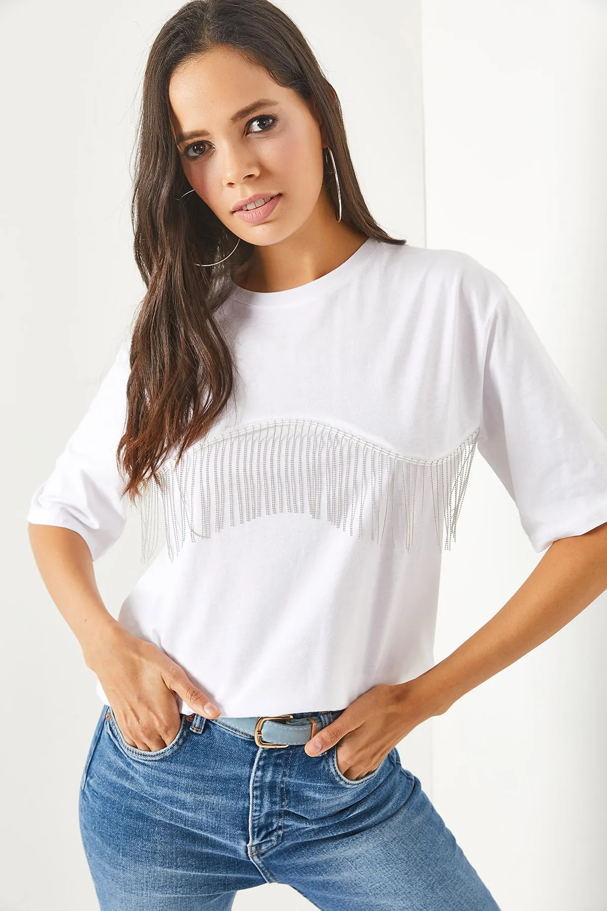 Olalook  Weißes Damen-T-Shirt in Übergröße mit Kettengarnierung TSH-19000697