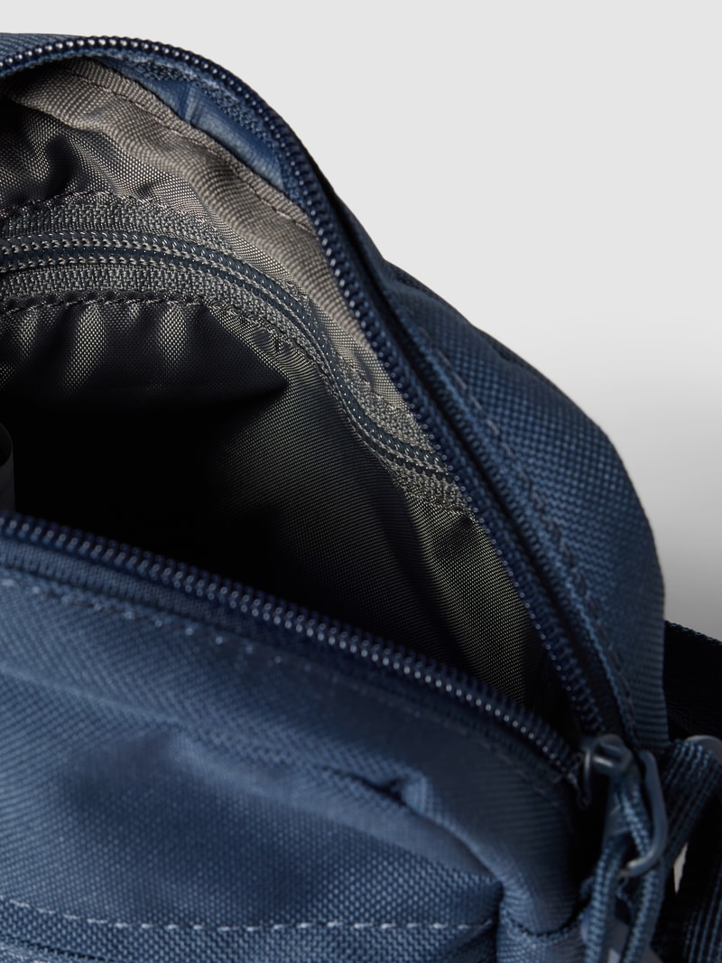 Umhängetasche mit Label-Print in marineblau