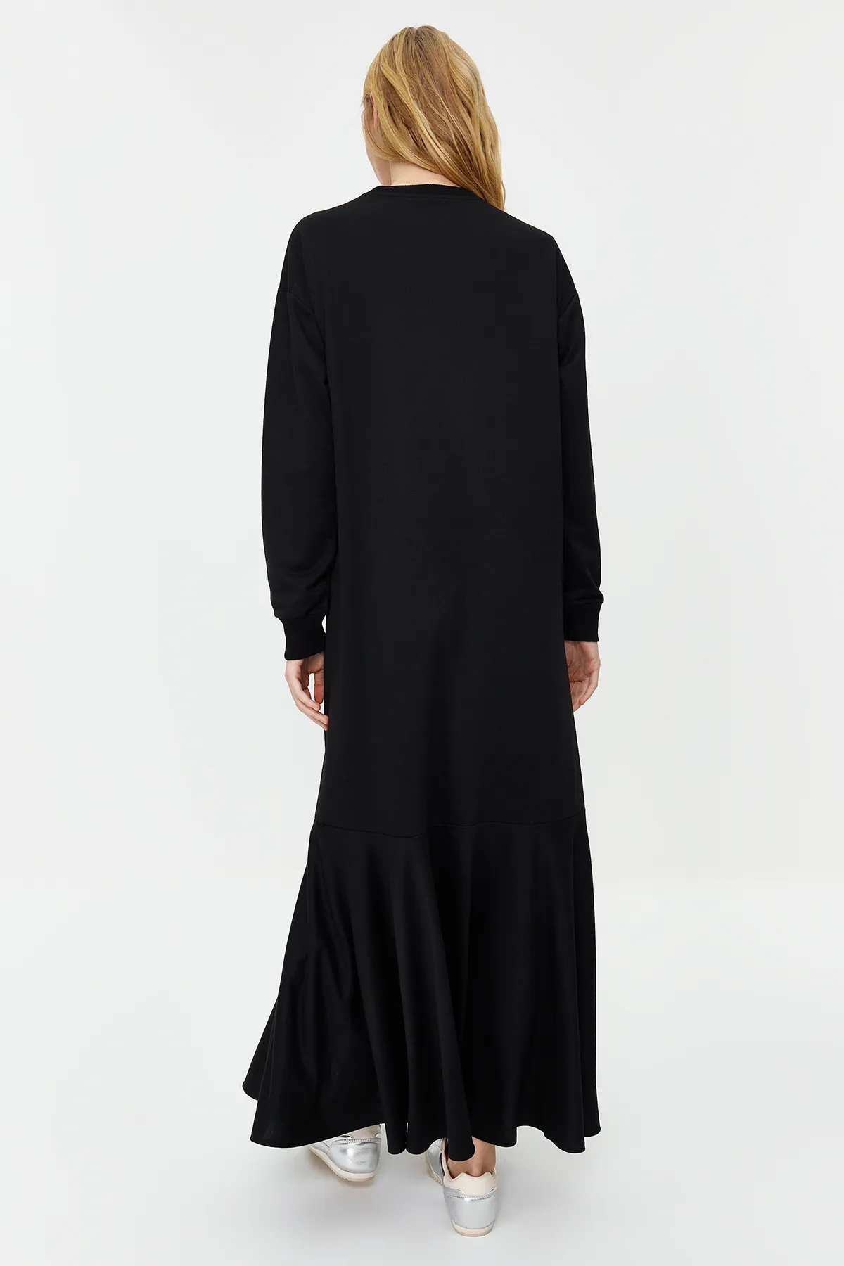 Trendyol Modest  Schwarzes Volant-Strickkleid mit Rundhalsausschnitt und Rock TCTSS22EB0219