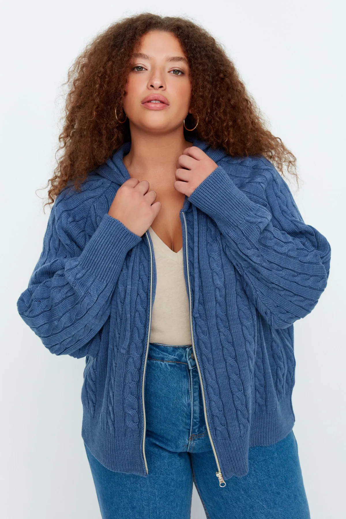 Trendyol Curve  Indigofarbener Strick-Cardigan mit Kapuze und Reißverschluss TBBAW23AV00051