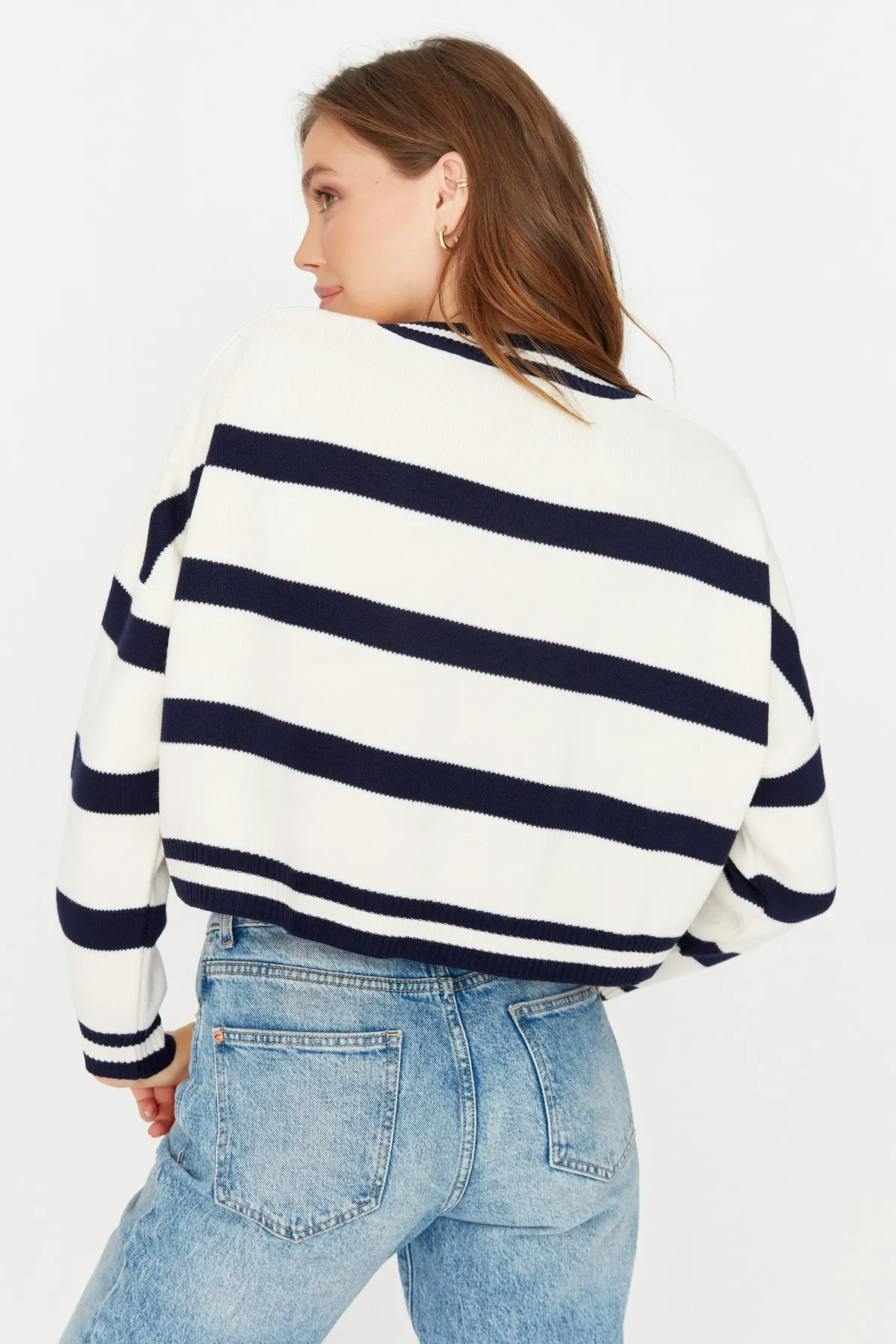 Trendyol Collection  Ecrufarbener, kurzer Strickpullover mit Streifen TWOAW23KZ00205