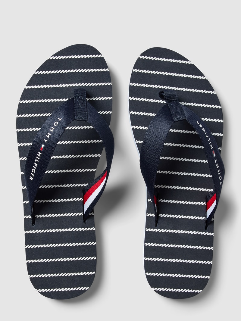Zehentrenner mit Label-Print in marineblau