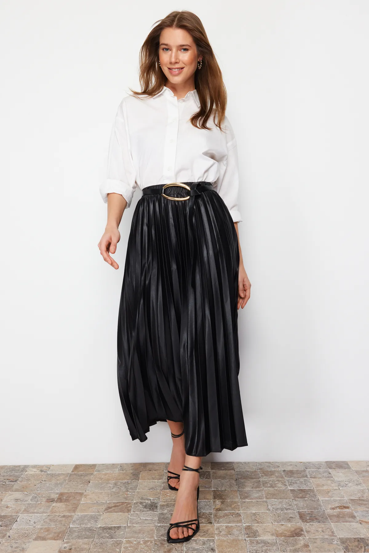 Trendyol Modest  Schwarzer plissierter Webrock TCTAW24EE00010