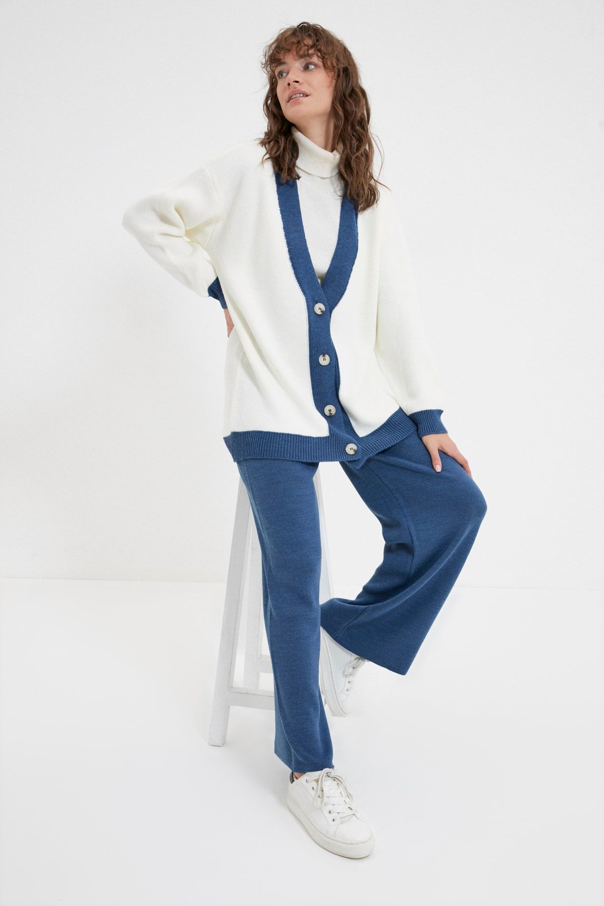 Trendyol Modest  Strickset mit Cardigan und Hose mit Indigo-Streifendetail TCTAW22AU0156
