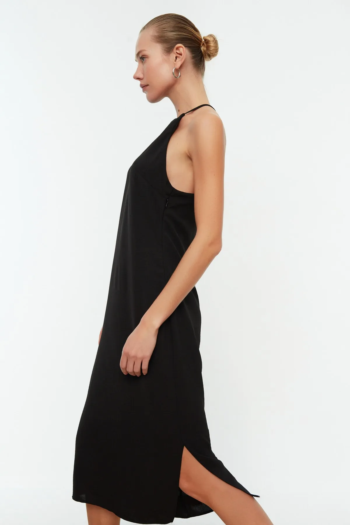 Trendyol Collection  Schwarzes, gerade geschnittenes Midi-Webkleid mit Schlitz TWOSS22EL1814