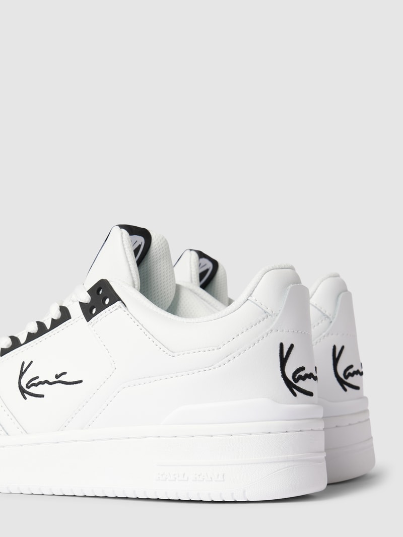 Sneaker mit Label-Detail in weiß
