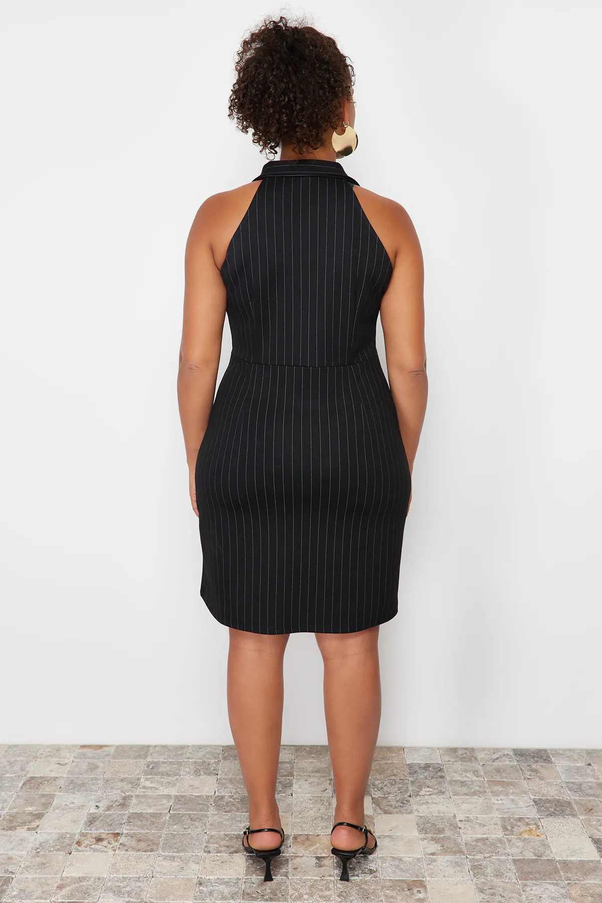 Trendyol Curve  Schwarzes gestreiftes Mini-Strickkleid mit Polokragen TBBSS24AH00006