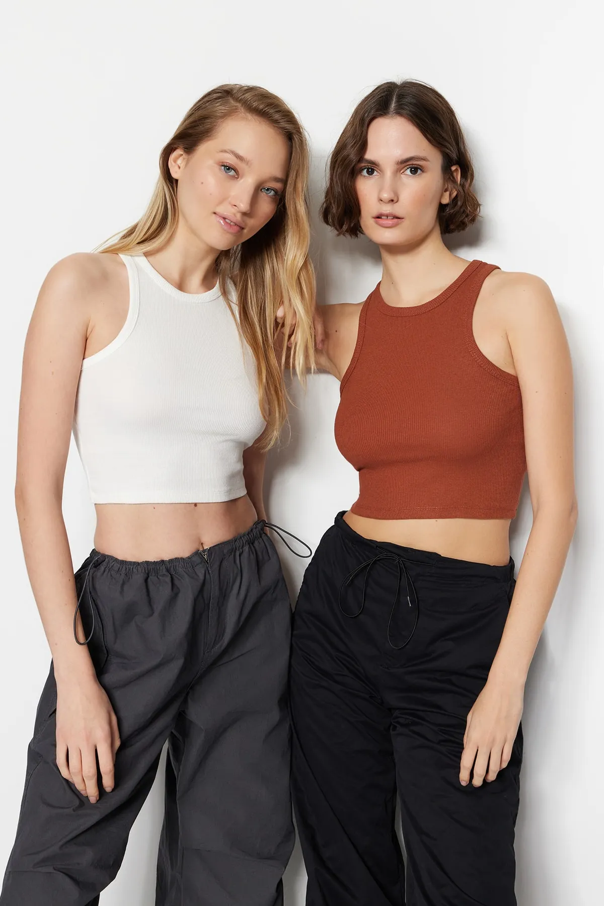 Trendyol Collection  Zimt-Ecru 2er-Pack tailliertes/tailliertes Crop-Tanktop mit Neckholder-Kragen, geripptem flexiblem Strick TWOSS21AL0058