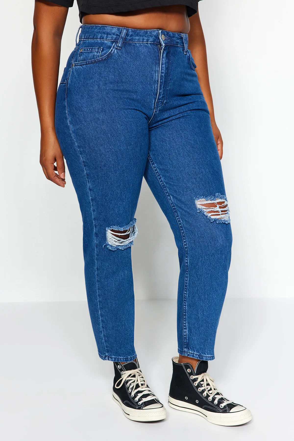 Trendyol Curve  Dunkelblaue Destroy-Jeans im Mom-Fit-Stil mit detaillierten Details TBBSS23CJ00019