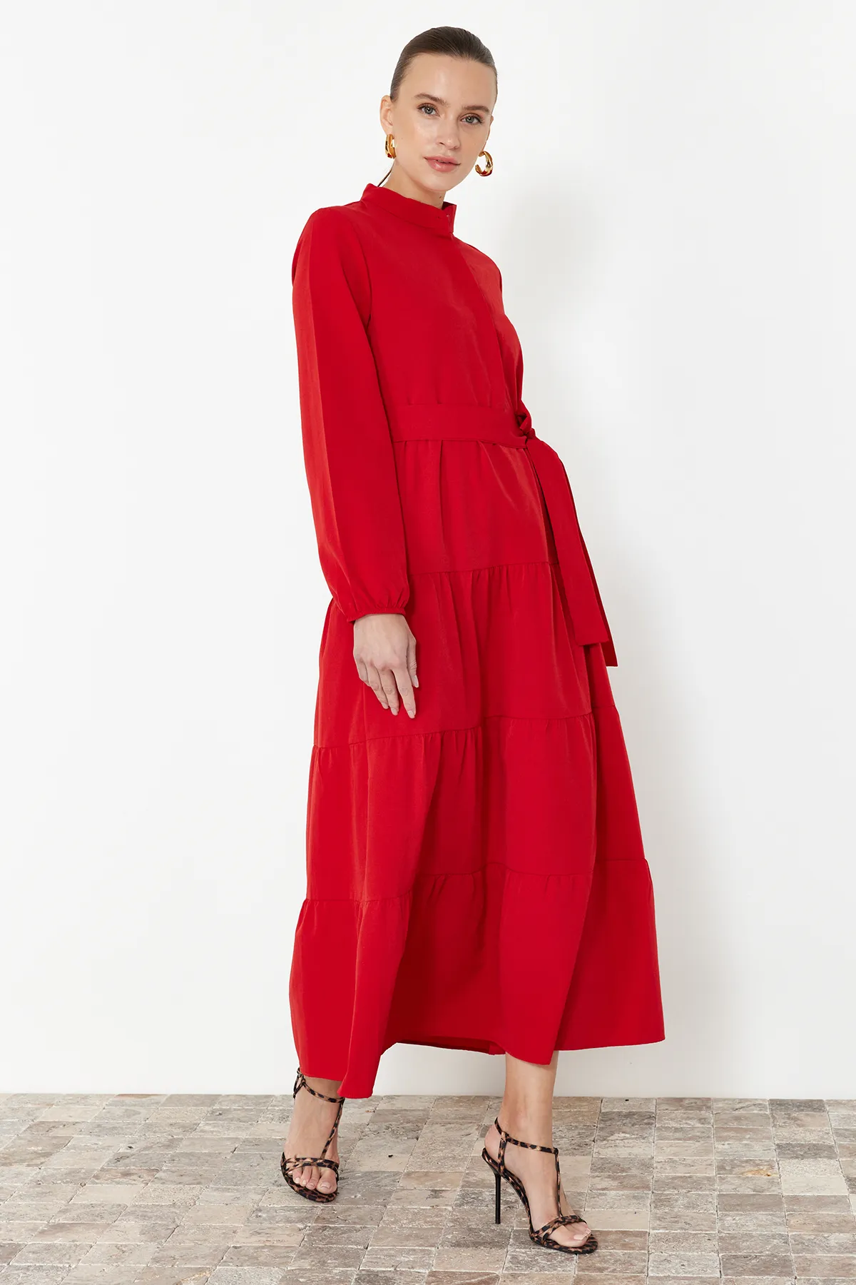 Trendyol Modest  Rotes gewebtes Kleid mit Gürtel, dominantem Kragen und Knopfdetail TCTSS21EL3343