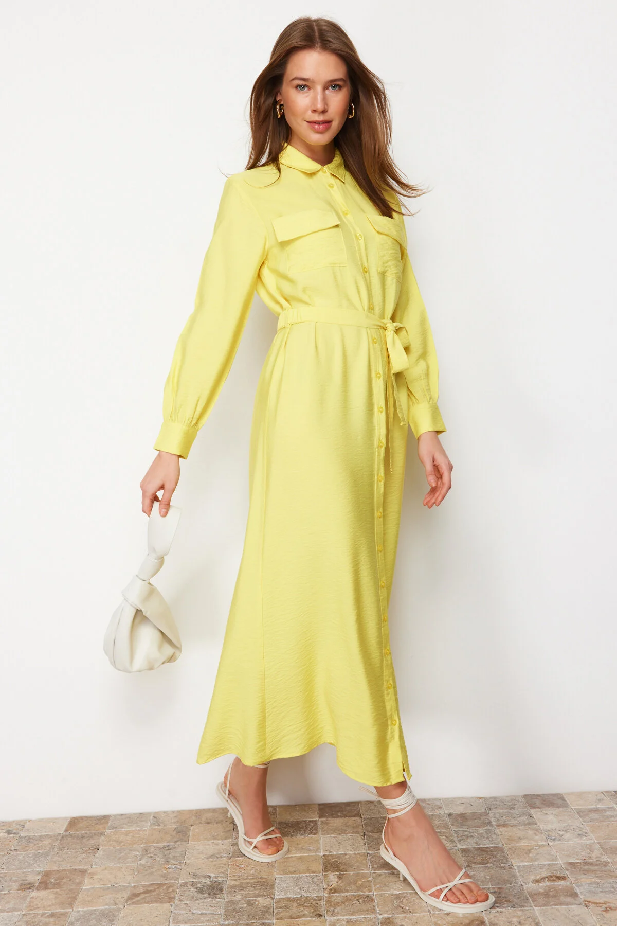 Trendyol Modest  Gelbes gewebtes Kleid mit elastischer Taille, Gürtel und Taschendetail TCTSS22EB0034