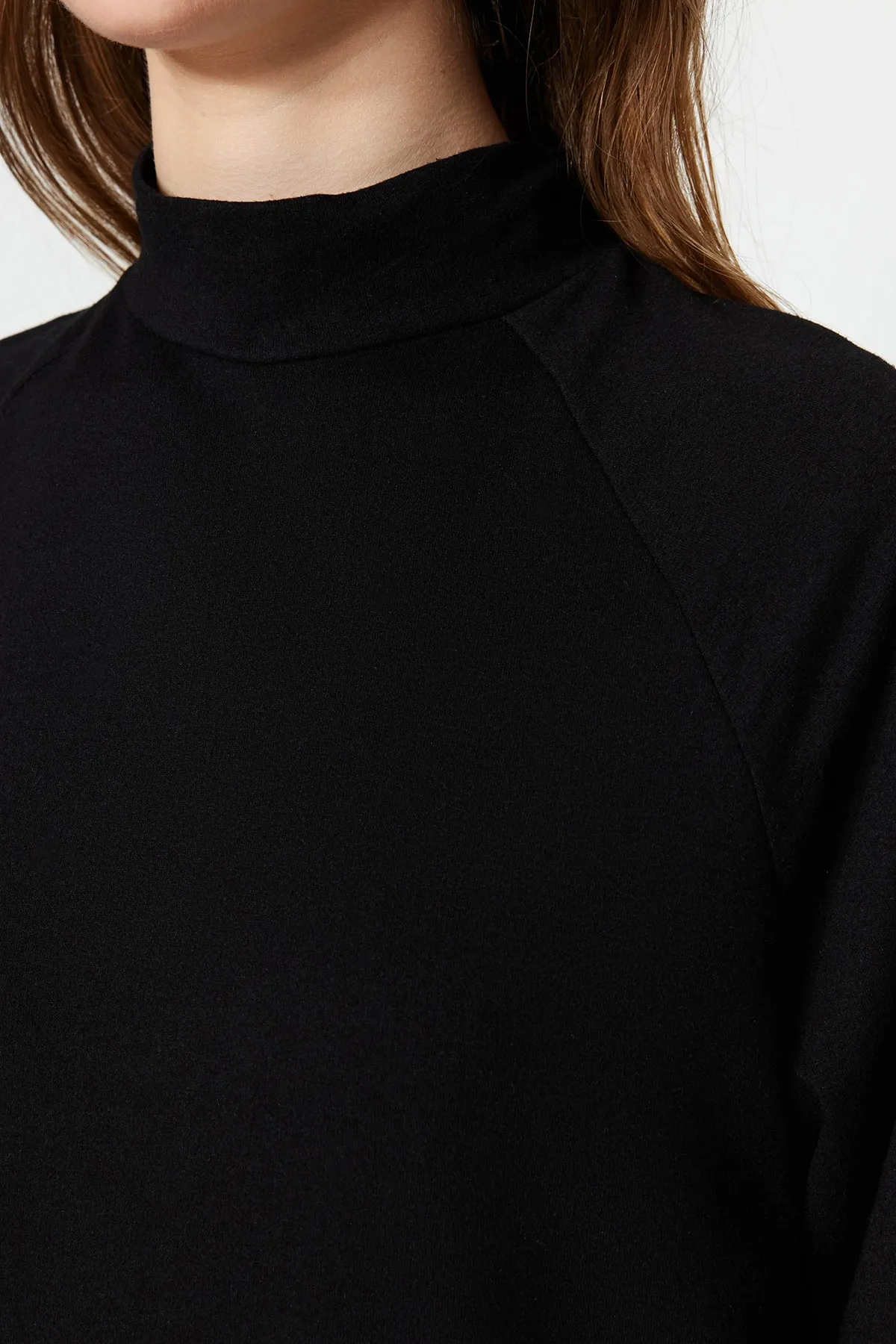 Trendyol Modest  Schwarzes Strickkleid mit Stehkragen und Ärmeln, Detailliert TCTSS23EB00228