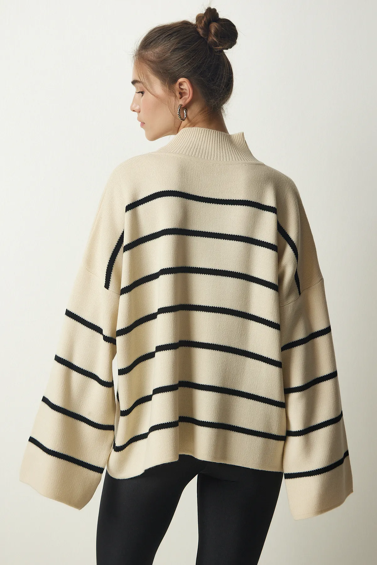Happiness İstanbul  Cremefarbener, gestreifter Oversize-Strickpullover mit Stehkragen für Damen NF00076