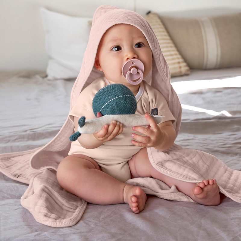 Cape de bain en mousseline rose poudré Lässig