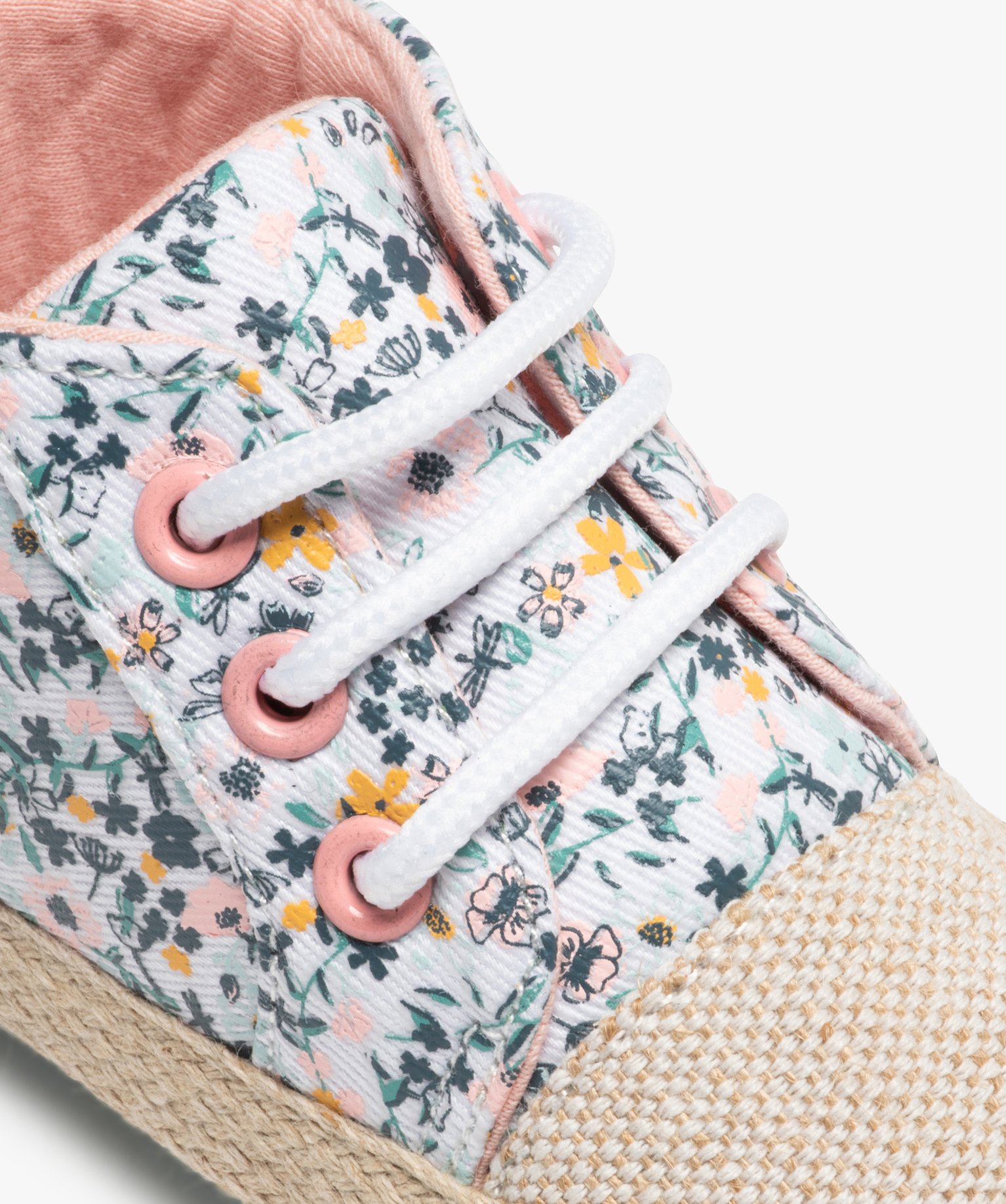 Chaussons de naissance bébé fille baskets en toile fleurie blanc | GEMO