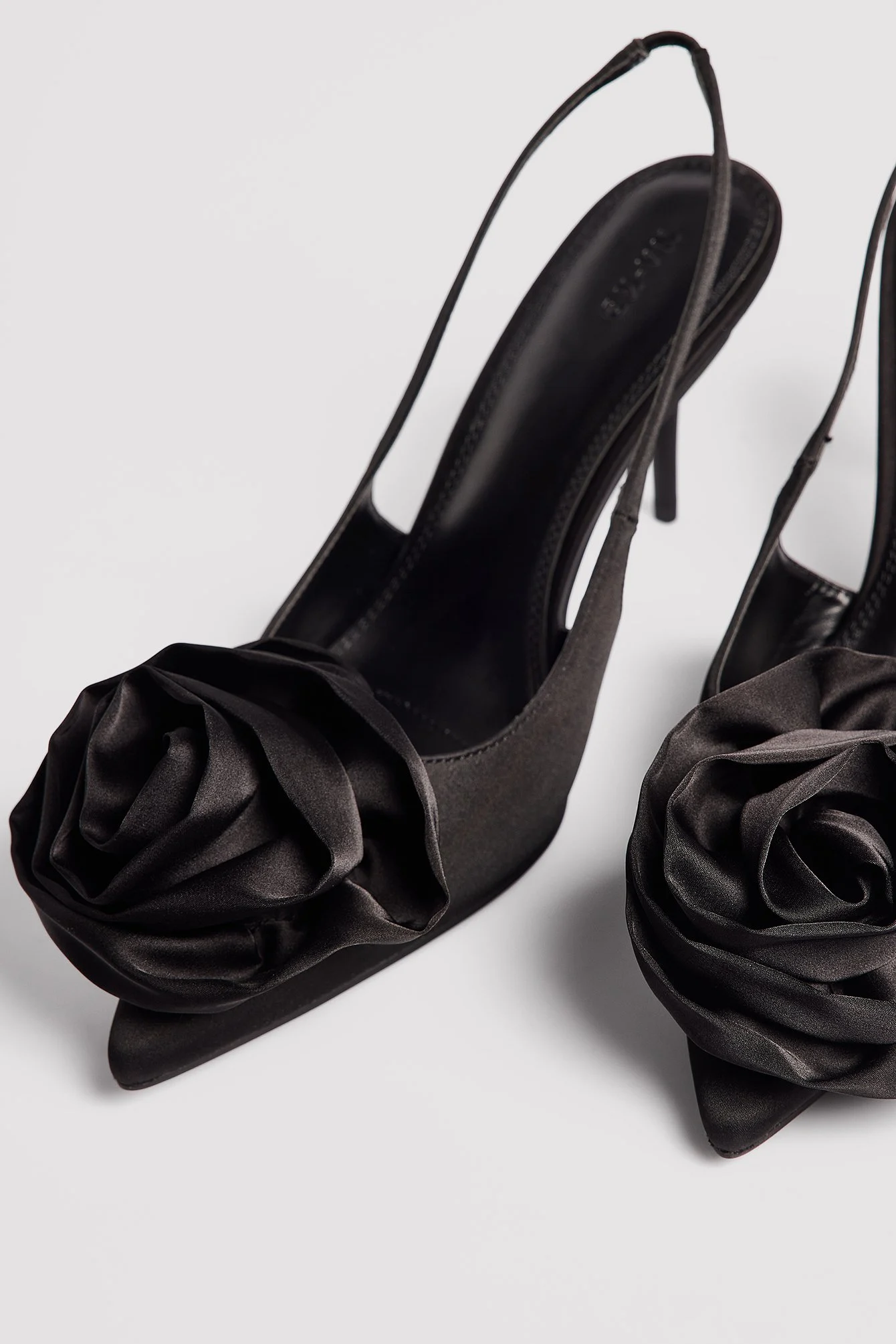 Pumps mit spitzer Zehe und Rosen-Print