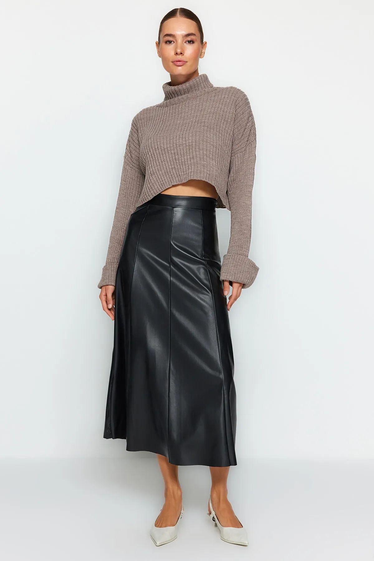 Trendyol Collection  Schwarzer Maxirock aus Kunstleder mit hoher Taille TWOAW24ET00151