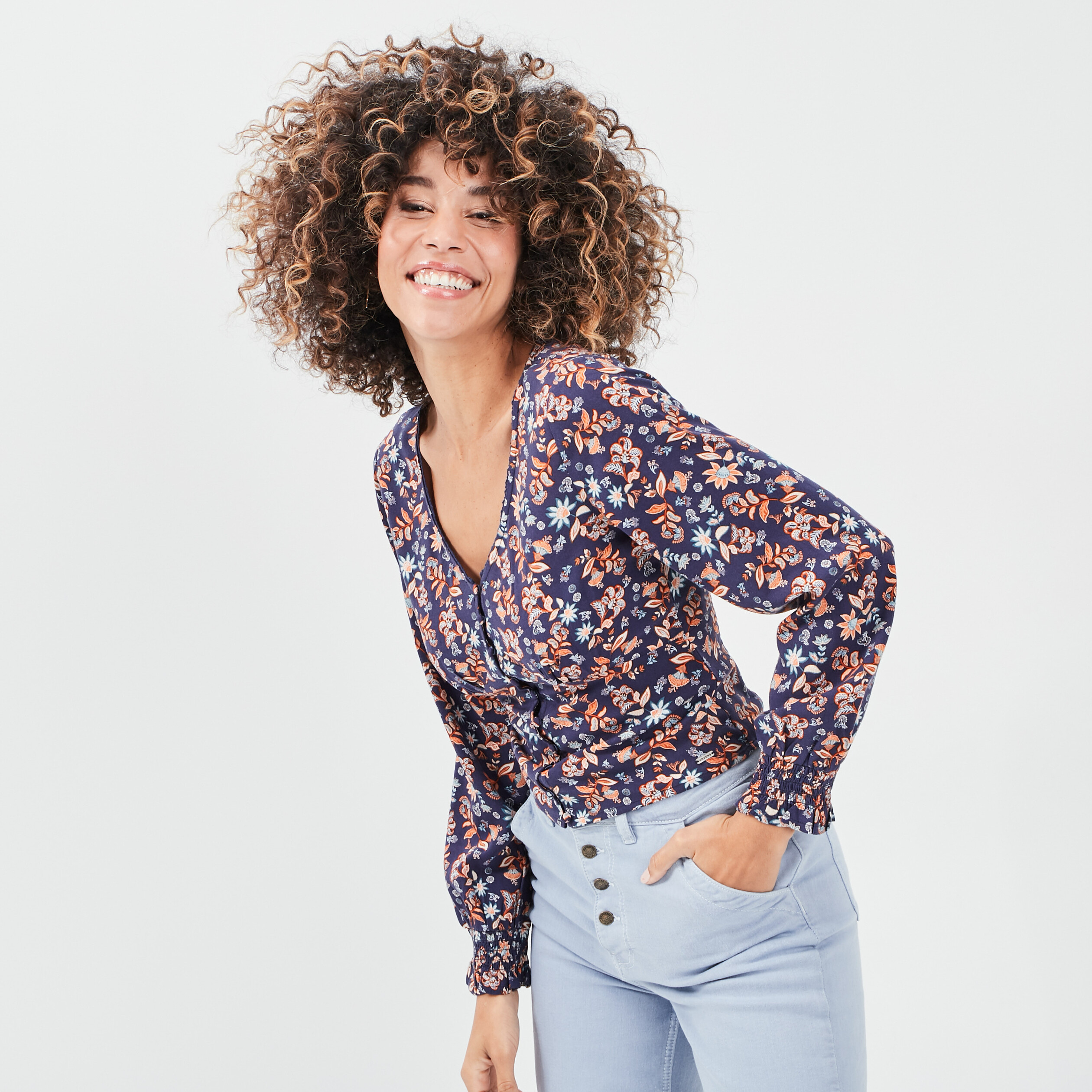 Chemise fleurie col V bleu marine femme | La Halle