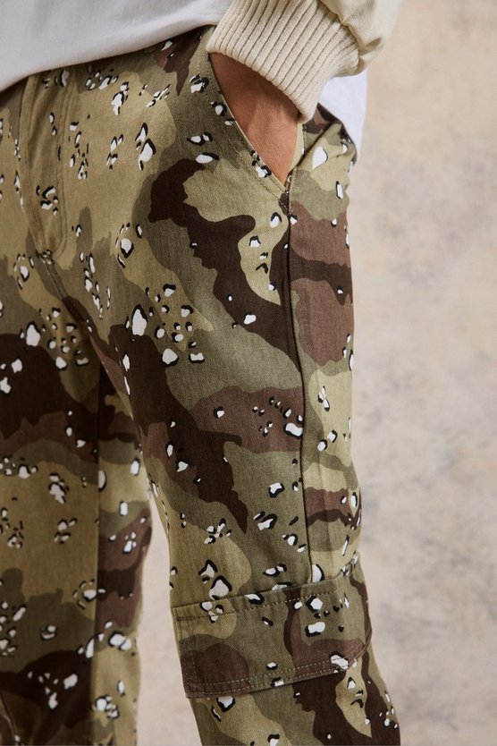 Slim-Fit Camouflage Cargo-Hose mit Reißverschluss