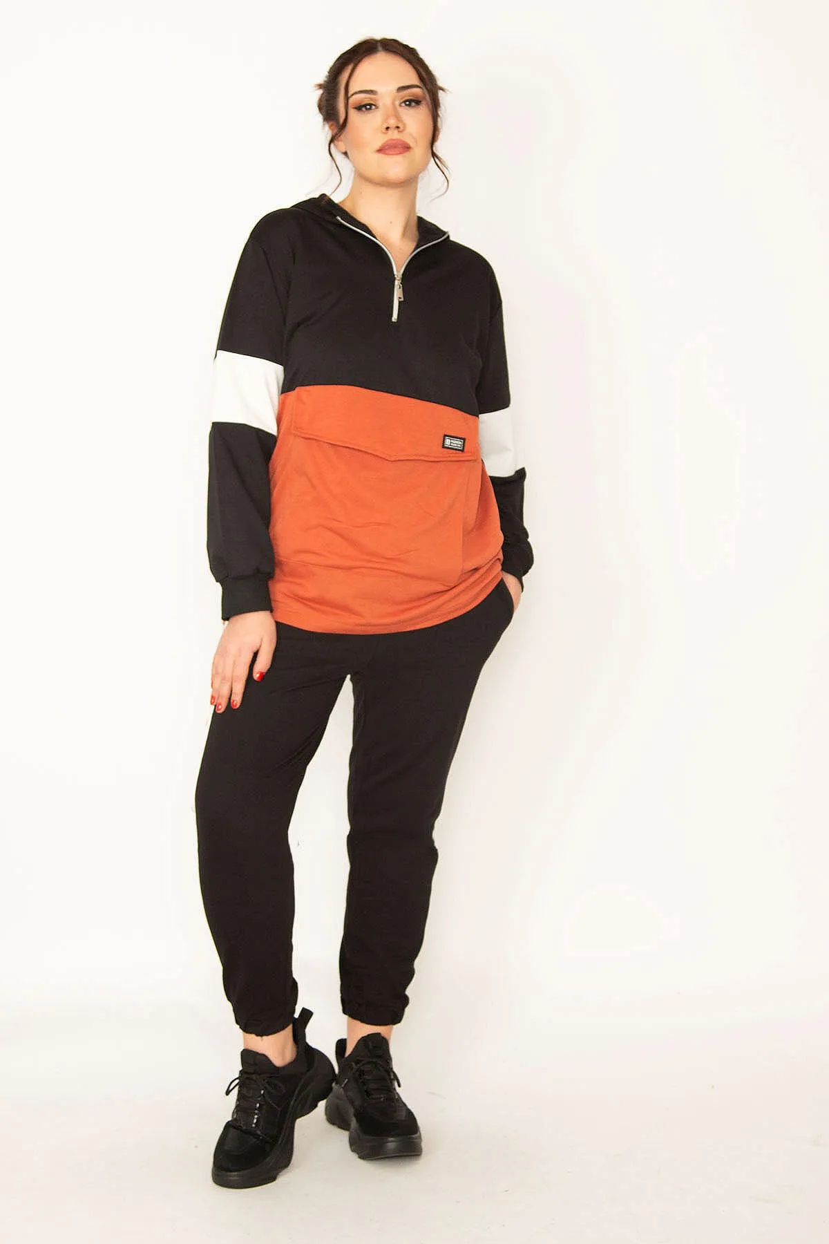 Şans  Großer orangefarbener Patchwork-Trainingsanzug für Damen mit Kängurutasche und Kapuze und Reißverschluss 65n35416