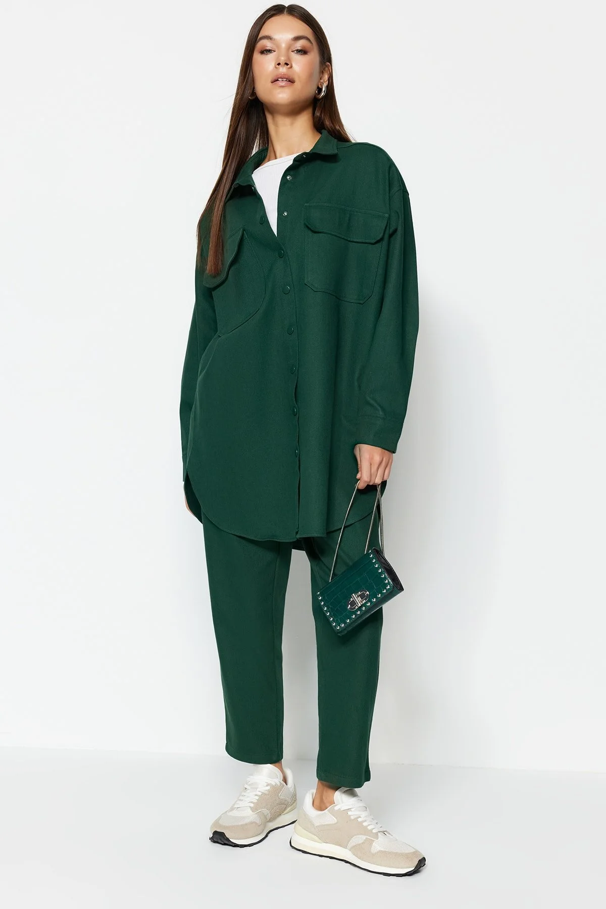 Trendyol Modest  Dunkelgrüner, gewebter Anzug aus Hemd und Hose mit Taschen und Druckknöpfen TCTAW22US0013