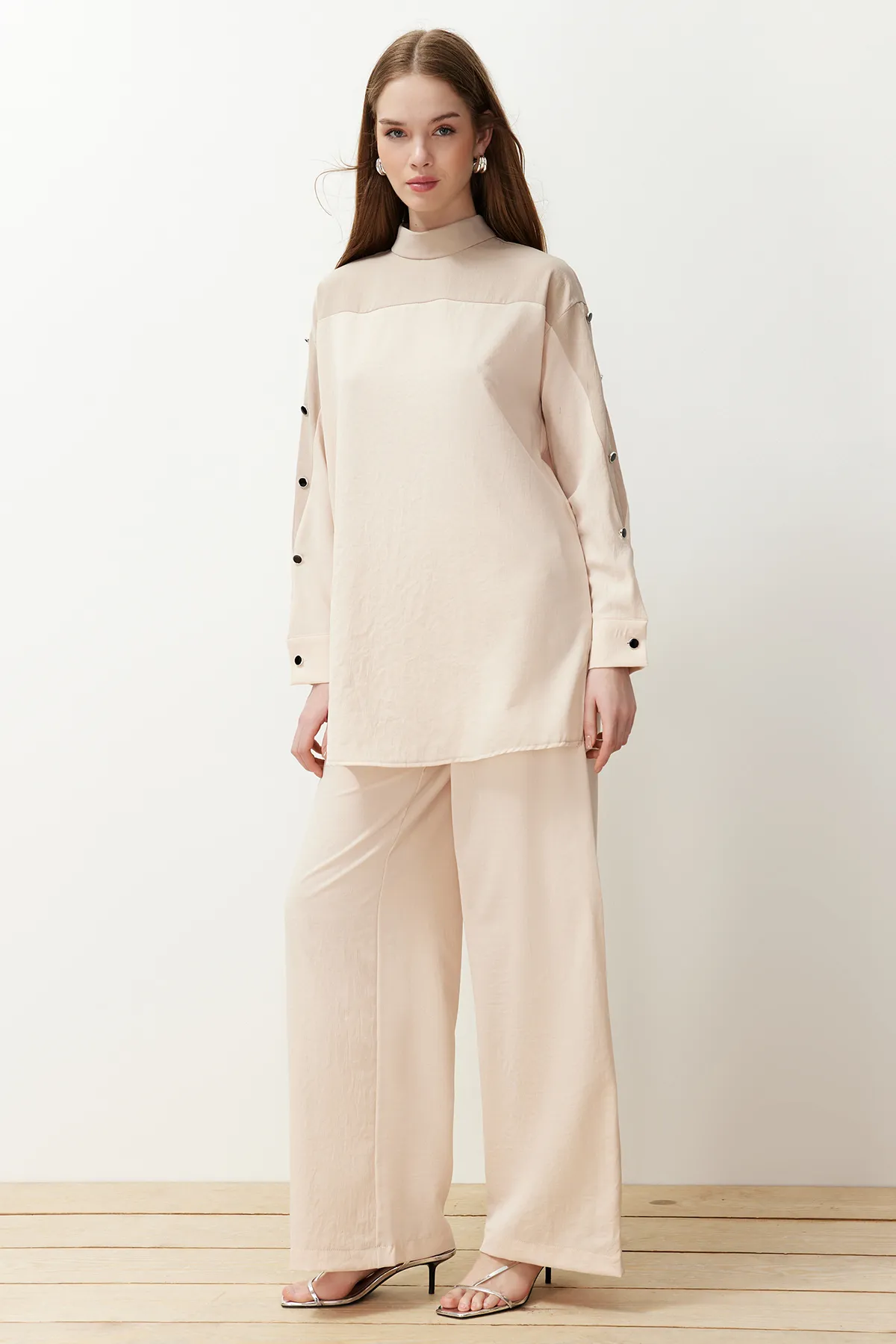 Trendyol Modest  Gewebtes Aerobin-Unterteil mit Steinknopfdetails und Farbblockierung, oberes Set TCTSS24US00046