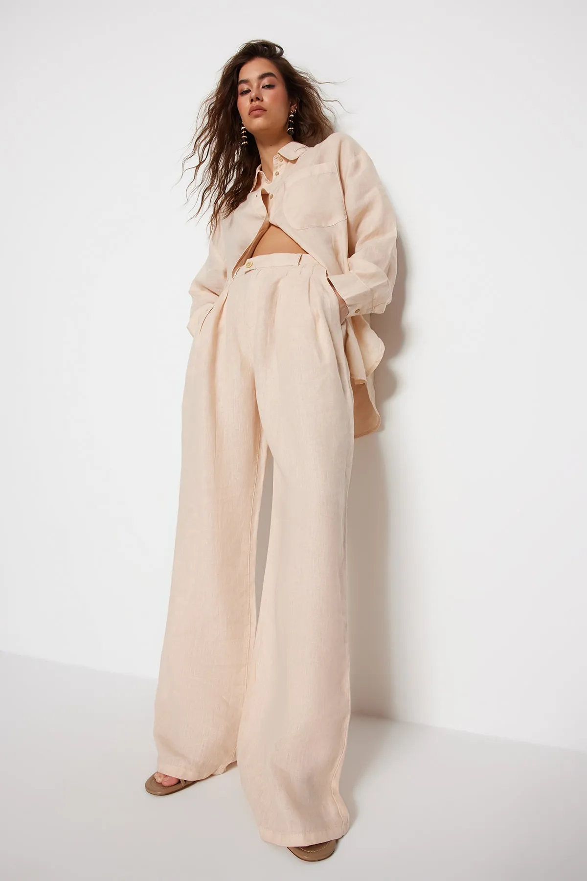 Trendyol Collection  Beigefarbene Plissierte Hose aus 100 % Leinen mit hoher Taille und weitem Bein TWOSS23JE00294